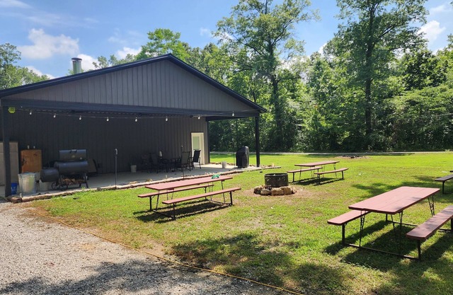 Charming 2-bedroom lodge with WiFi, AC, quietly tucked away in the woods.