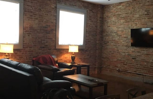 Charming 2-bedroom loft apartment with AC, WiFi in fabulous Downtown Calhoun