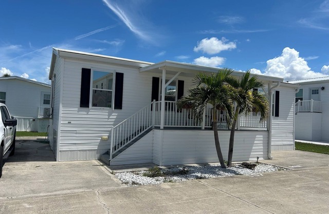 Charming 2-bedroom mobile home in delightful Fort Myers with AC