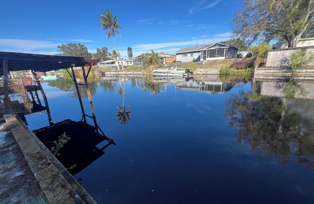 Charming 2-bedroom mobile home with WiFi and AC in Okeechobee