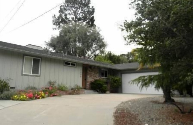CHARME 2-ZIMMER-MONTEREY-HAUS NESTLED UNTER DEN BÄUMEN 5 Minuten vom Meer entfernt