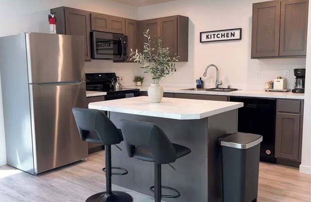 Charming 2-bedroom near the Columbia River, Full Kitchen, Fast WIFI, Fenced yard