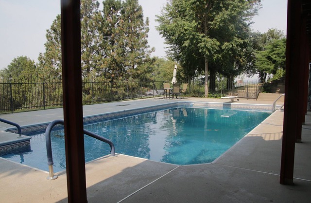 Charming 2-bedroom one bath house in marvelous Payette, with city views AC, WiFi