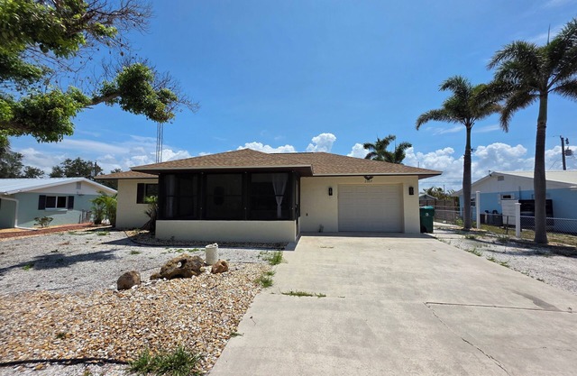 Charming 2-bedroom pool house with WiFi in lovely Englewood, close to the beach.