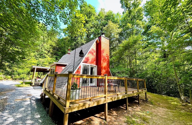 Charming 2-bedroom private cabin with AC, Hot tub in lovely Morganton, Georgia