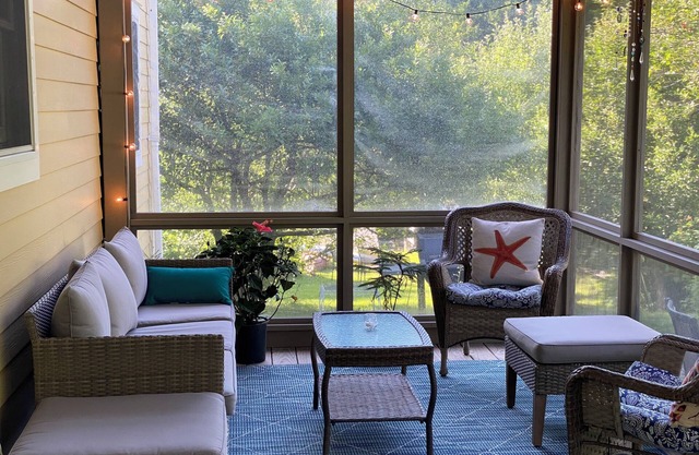 Charming 2-bedroom Queechy Lake house in enchanting Canaan with WiFi, AC.