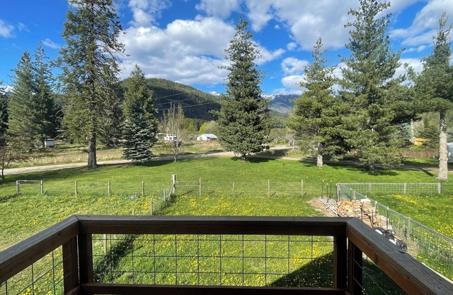Charming 2-bedroom retreat Chalet Soleil au Lake Pend Oreille!