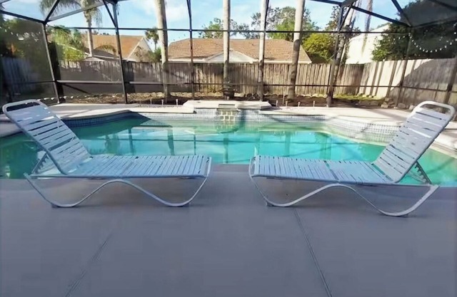 Charming 2-bedroom Retreat with Pool near UCF