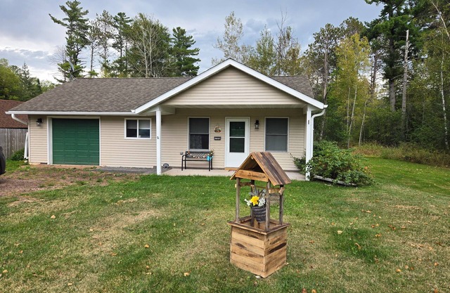 Charming 2-bedroom Rustic House with WiFi, AC and a View in Welcoming Ashland