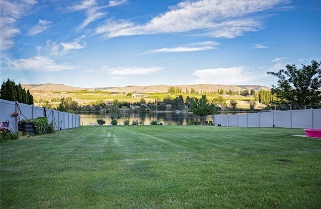 Charming 2-bedroom shop house on the beautiful Columbia River