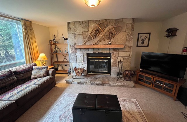 Charming 2-bedroom ski in/ski out condo on Mt. Snow with fitness, pool, WiFi