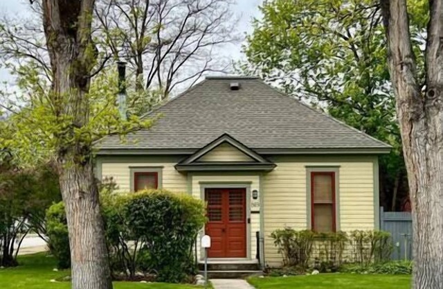 Charming 2 bedroom, south side Hamilton home!