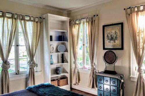 Charming 2 Bedroom Suite in Cloverdale District