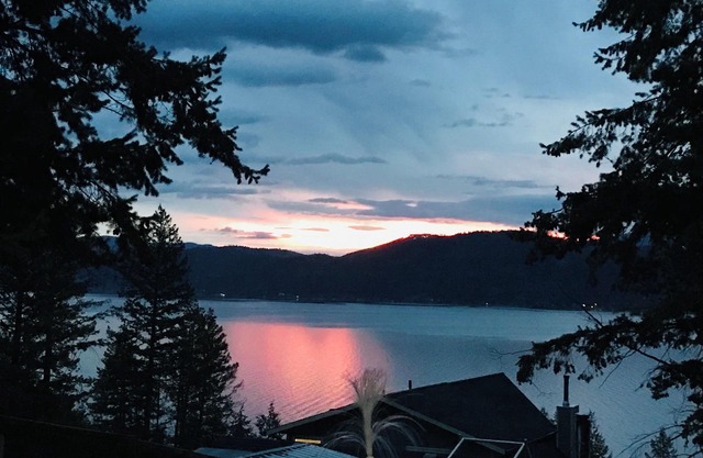 Charming 2-bedroom SUITE with AMAZING LAKE AND MOUNTAIN VIEWS, WiFi and AC