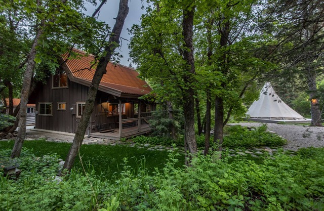 CHARME 2-ZIMMER-SUNDANCE-COTTAGE MIT EINEM MÖBLIERTEN TIPI ZUM BOOTEN