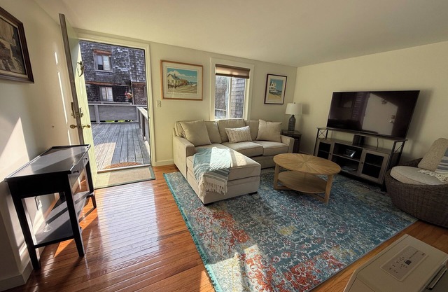Charming 2-bedroom townhouse in Oak Bluffs with WiFi, AC
