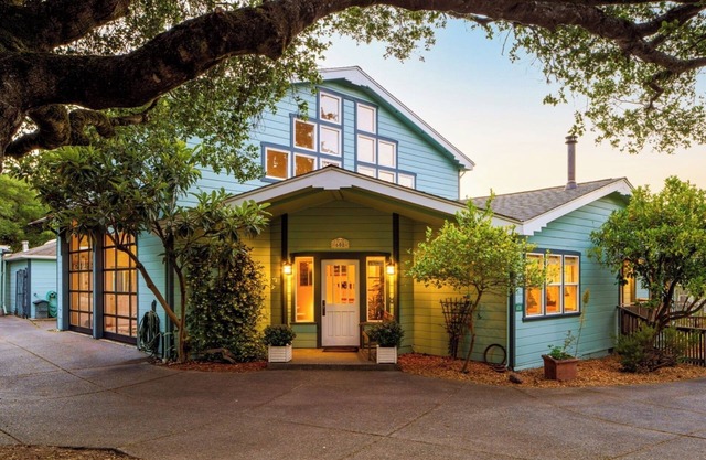Charming 2-bedroom townhome with WiFi, AC in lovely Sebastopol