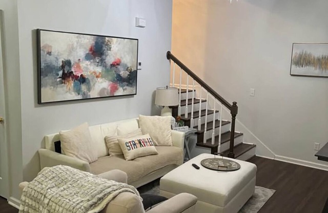 Charming 2-bedroom townhome in Starkville with WiFi