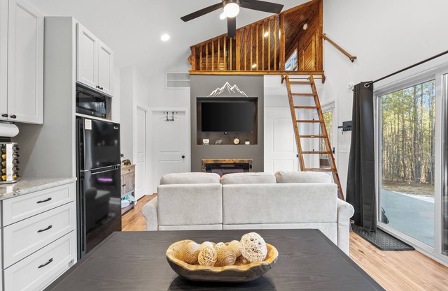 Charming 2-bedroom tiny house with hot tub, fire-pit and surrounded by wineries