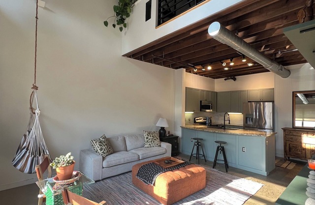 Charming 2-bedroom townhome walkable to Noda arts district