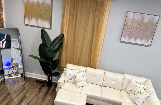 Charming 2-bedroom townhome in lovely St. Louis with AC, WiFi