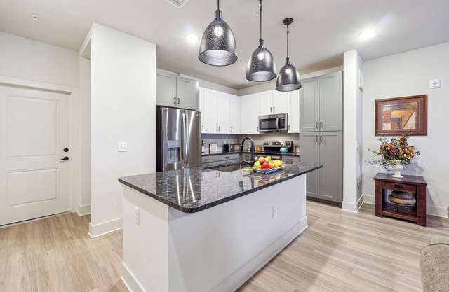 Charming 2-Bedroom Townhome in Austell close to Battery, 6 Flags + Fitness room