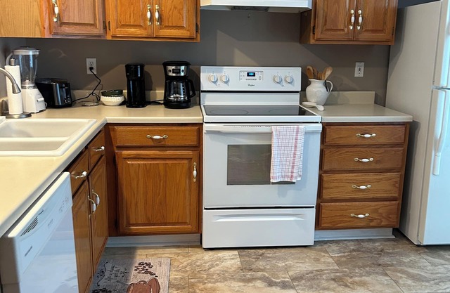 Charming 2-bedroom townhome Bristol minutes from local attractions!