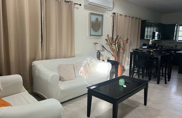 Charming 2-bedroom townhome in Nassau with WiFi, AC. Relax and unwind