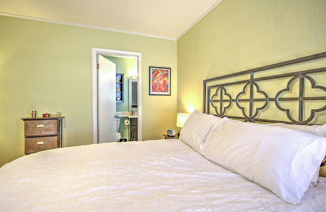 Charming 2-bedroom townhome in lovely Tucson near Mountains and downtown fun