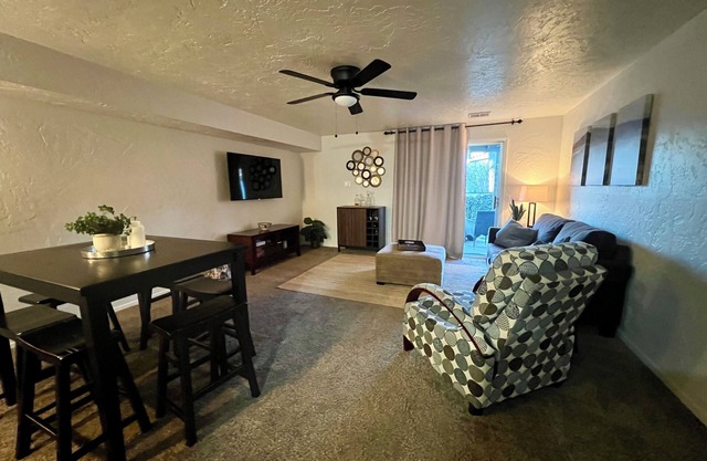 Charming 2-bedroom townhome in Eagle with WiFi, AC. Walk to downtown Eagle!