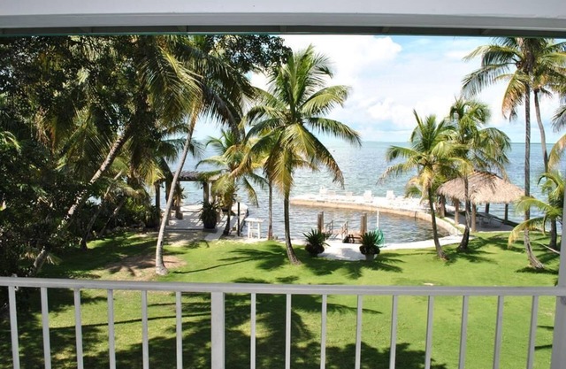 Charmantes 2 Schlafzimmer Haus im Obergeschoss mit Blick auf die Bucht - Little Bay Upper Level
