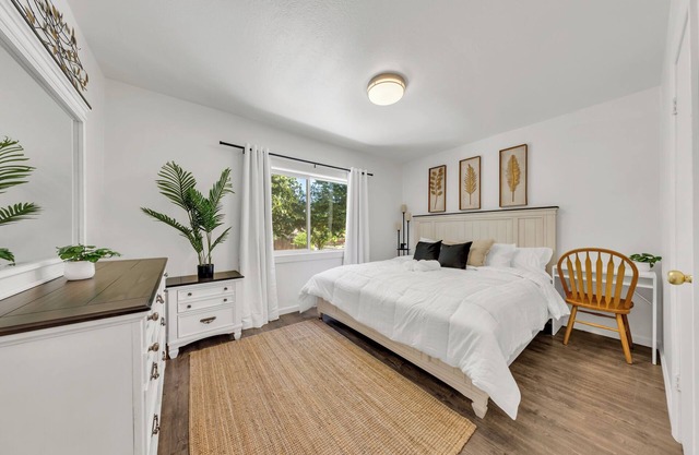 Charming 2-bedroom Unit in Duplex Nestled in A Quiet Neighborhood.