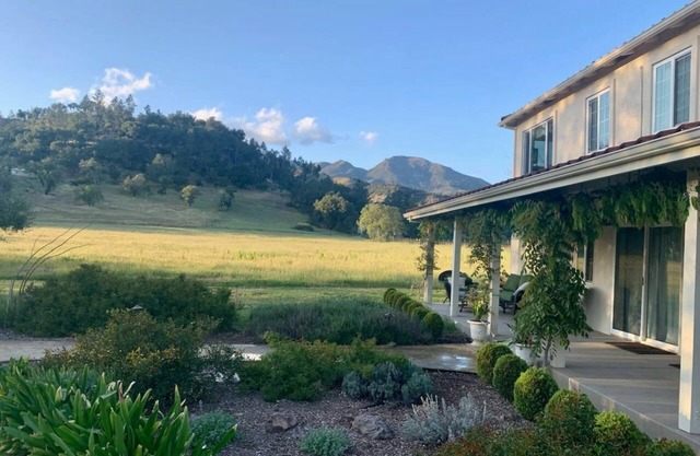 Charming 2-bedroom unit with vineyard views at the Villa Mimosa in Napa Valley