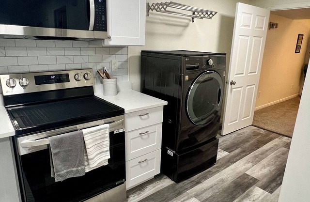 Charming 2-bedroom unit in delightful area. Close to downtown and ski resorts.