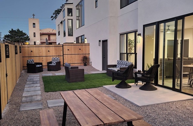 Charming 2-bedroom townhome in wonderful Downtown Albuquerque with Wi-Fi, AC,