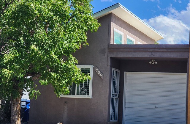 Charming 2-bedroom house with refrigerated air, fridge in guest room, and WiFi