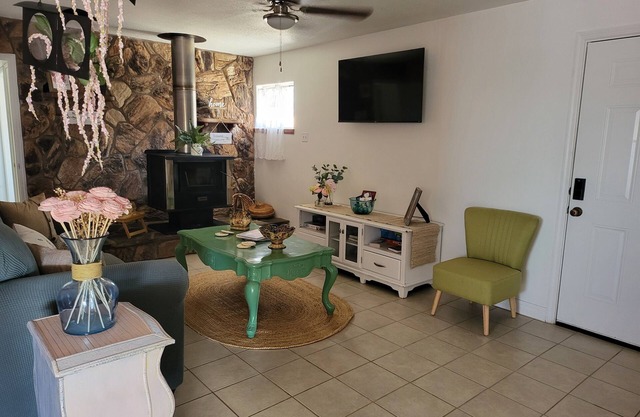 Charming 2-bedroom apartment in delightful Apple Valley with AC, WiFi