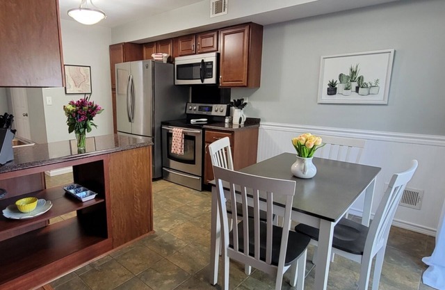 Charming 2 Bedroom 3 bathroom Townhouse, minutes from Saratoga Springs!