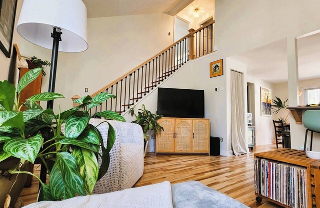 Charming 2-bedroom townhome in delightful Ballston Spa with WiFi, AC