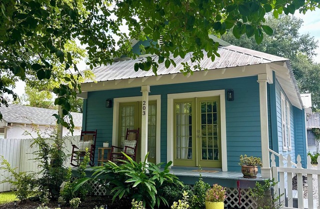 Charming 2-bedroom cottage in fabulous Bay St. Louis with AC