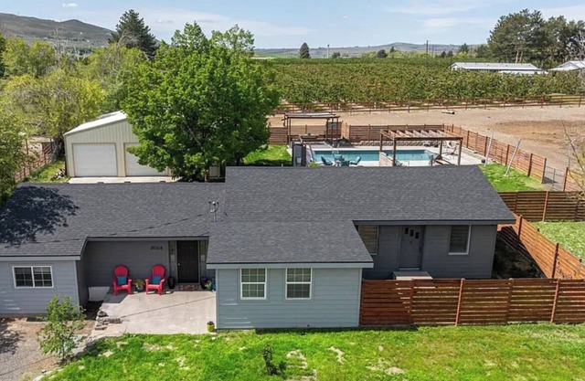 Charming 2-bedroom farmhouse in wine country, Benton City with AC