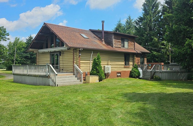 Charming 2-bedroom cabin with WiFi, Hot Tub, large decks in amazing Canandaigua