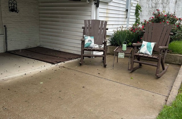 Charming 2-bedroom house with WiFi, AC in welcoming Charlestown