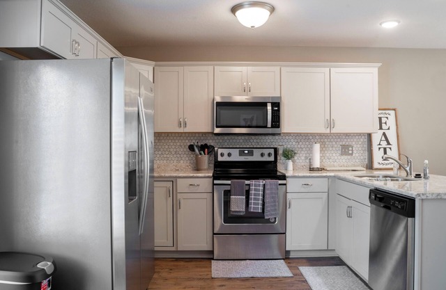 Charming 2-bedroom townhome with WiFi and AC in lovely Clarksville