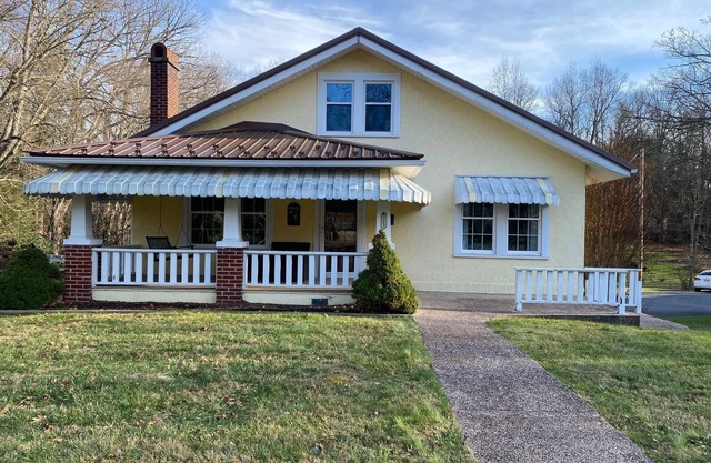 Charming 2-bedroom house in Fayetteville close to National Park and downtown.