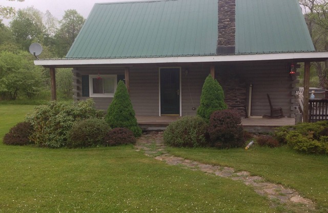 Charming 2-bedroom cabin with HOT TUB, WIFI, and all amenities!