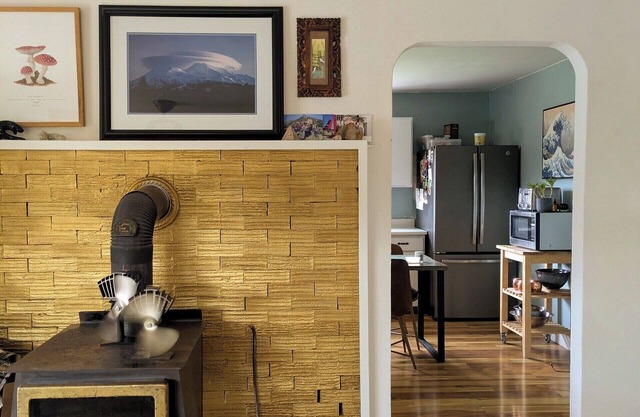 Charming 2-bedroom house in the tranquil Applegate. In the heart of wine country
