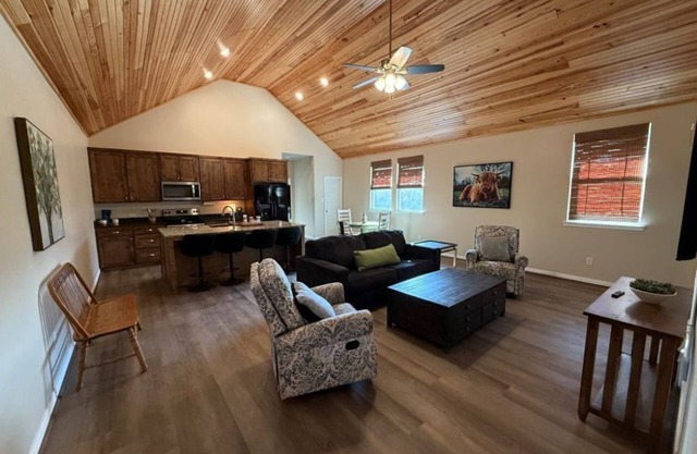 Charming 2-bedroom apt in lovely Honey Grove TX. Minutes from Boi D'Arc Lake!