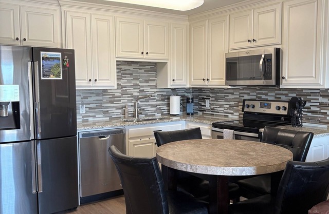 Charming 2-bedroom pet-friendly apartment in beautiful Hot Springs with WiFi, AC