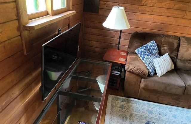 Charming 2-bedroom cabin in lovely Jersey Shore with AC
